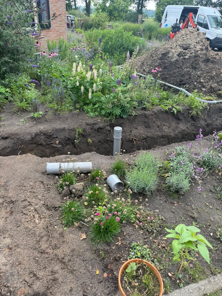 Gegraven sleuf met een leiding voor het oplossen van een verstopping in Rotterdam.