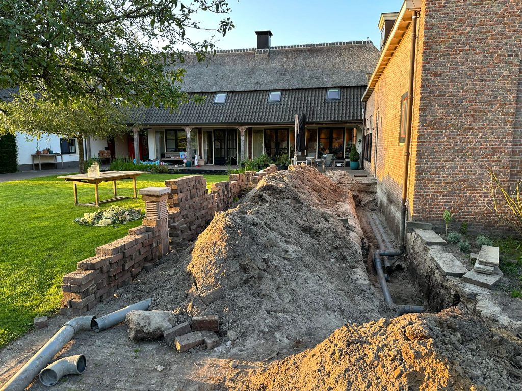 Rioolreparatie en aanleg van nieuwe leidingen uitgevoerd door Ontstoppingsbedrijf Rotterdam bij een woning.