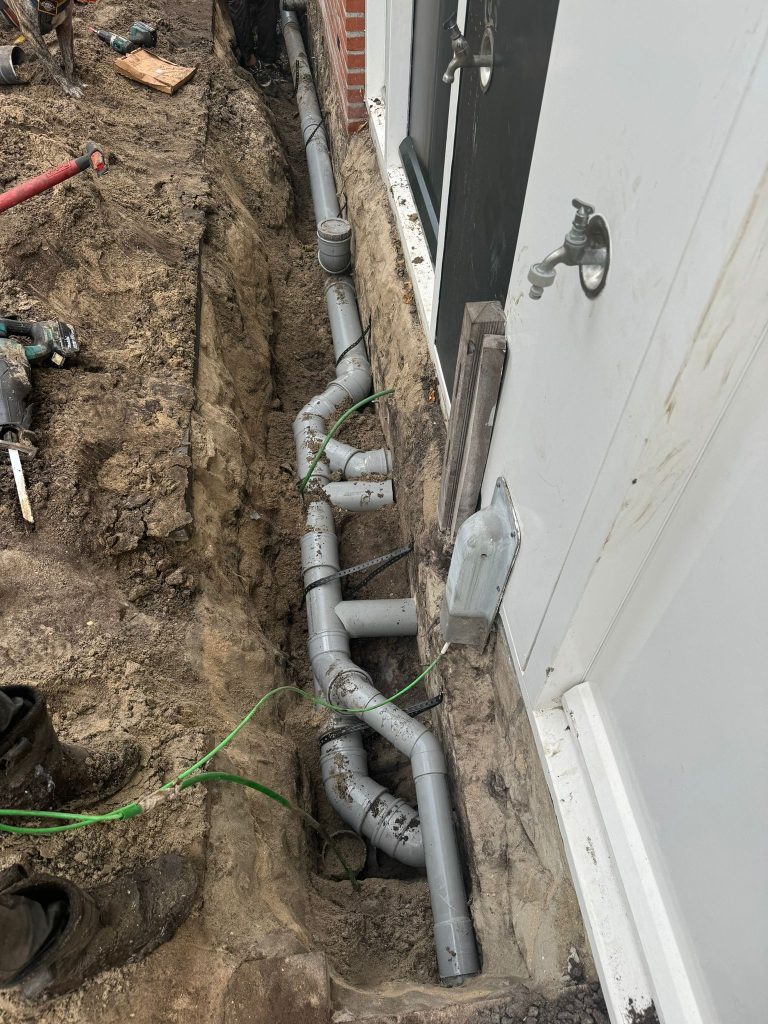 Riooloplossingen in Rotterdam, Rioolreparatie langs een woning met vervangen leidingen door Ontstoppingsbedrijf Rotterdam.